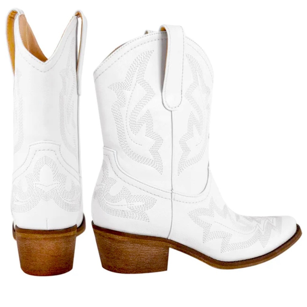 Embroidered Snip Toe Ankle
Western Boots 👢